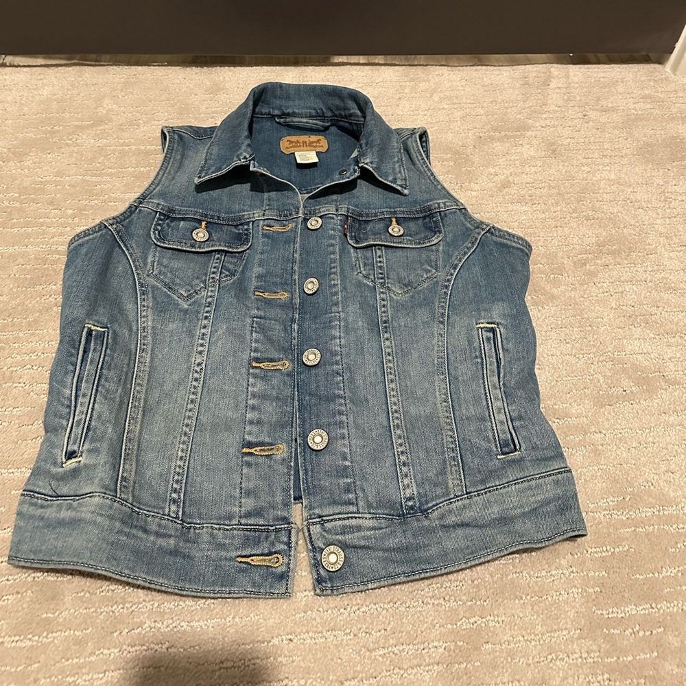 jeans vest great quality i’m not sure where i got it from no tags